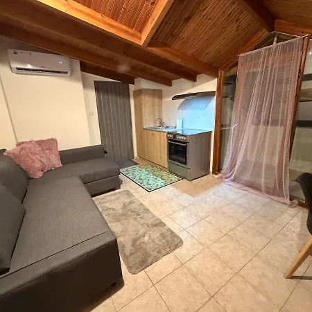 Σοφίτα 40 Τμ Στο Κέντρο Της Καστοριάς *