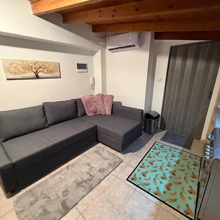 σοφίτα 40 τμ στο κέντρο της καστοριάς Daire *