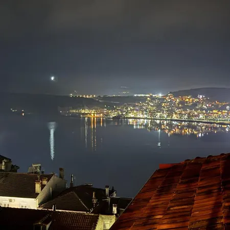 Σοφίτα 40 Τμ Στο Κέντρο Της Καστοριάς *