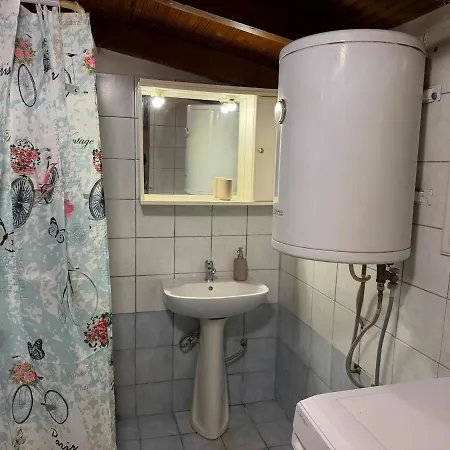 Σοφίτα 40 Τμ Στο Κέντρο Της Καστοριάς * 卡斯托里亚